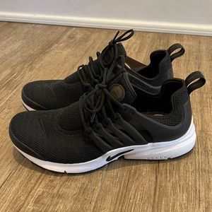 Black Nike Presto sneakers